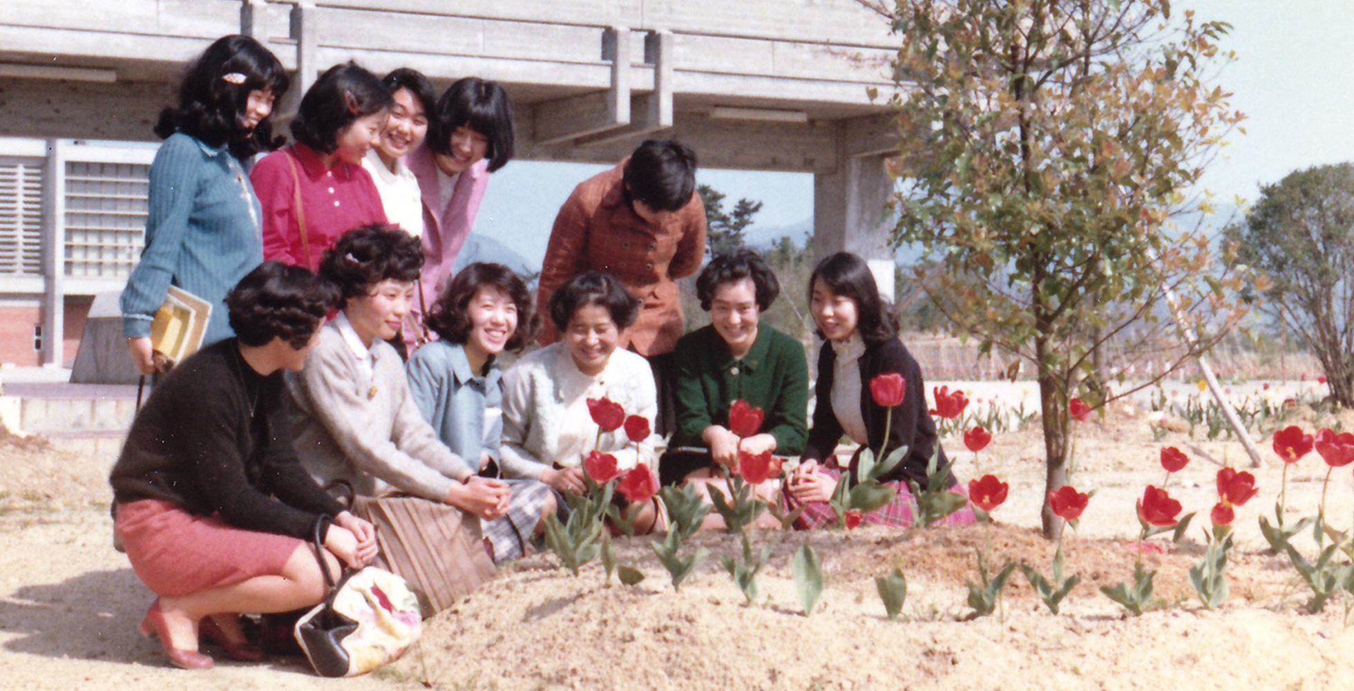 花を植える学生。1970年に「自然に親しむ会」が発足