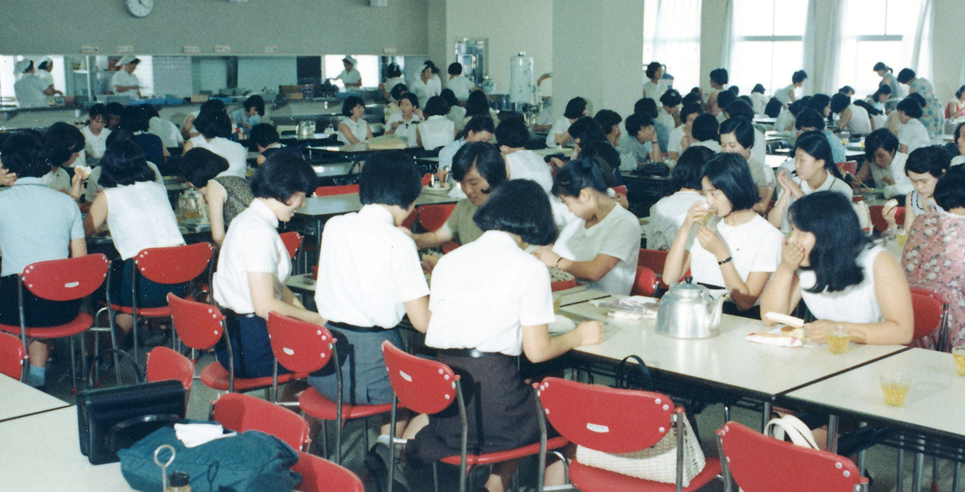 食堂に集まる学生