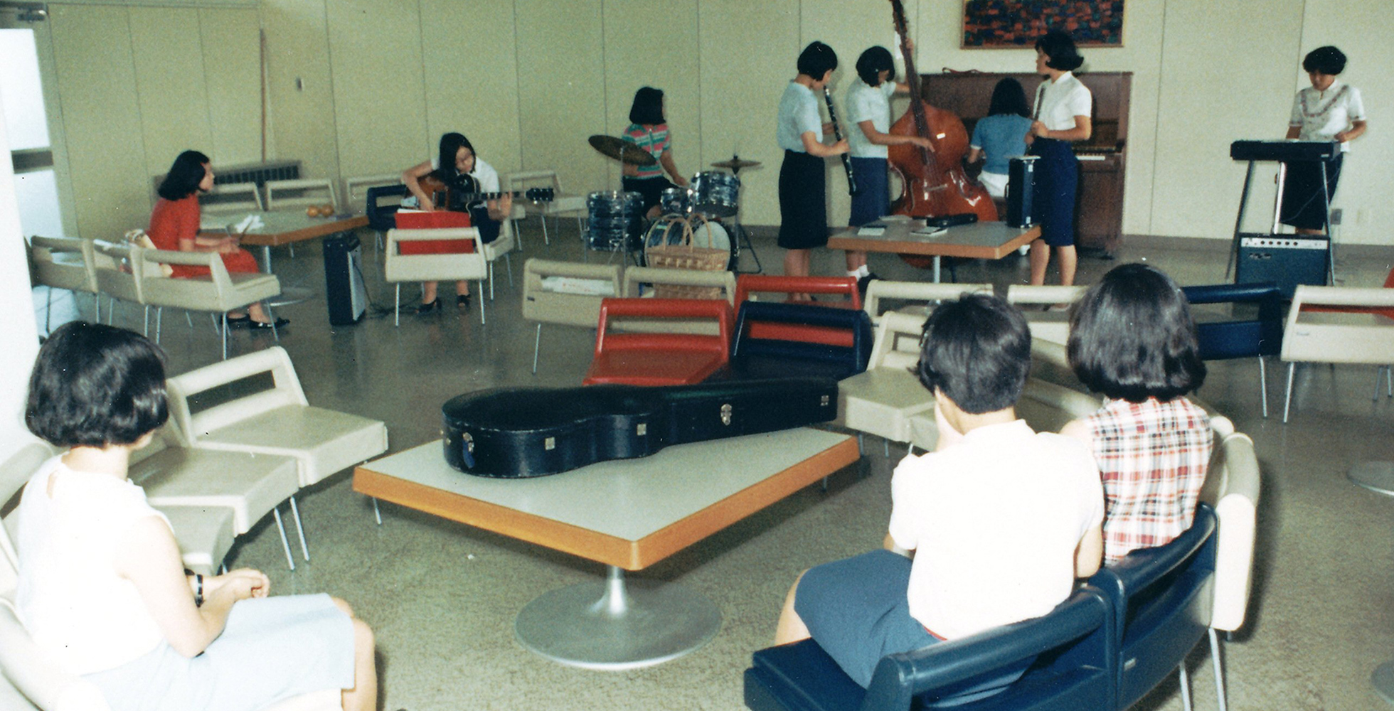 さまざまな楽器をたしなむ学生たち