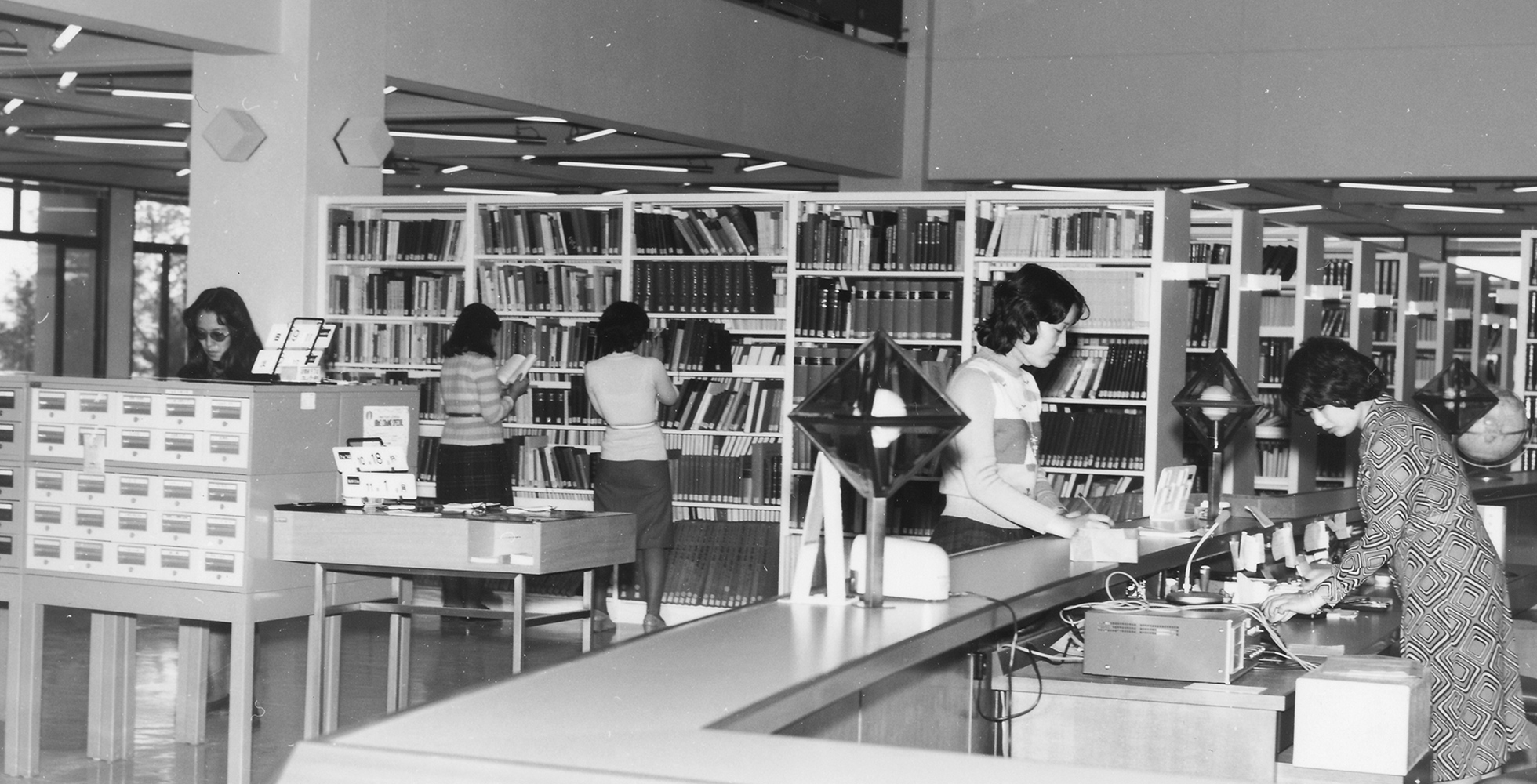 学生が集う図書館。当時は「読書演習」が必修科目であった