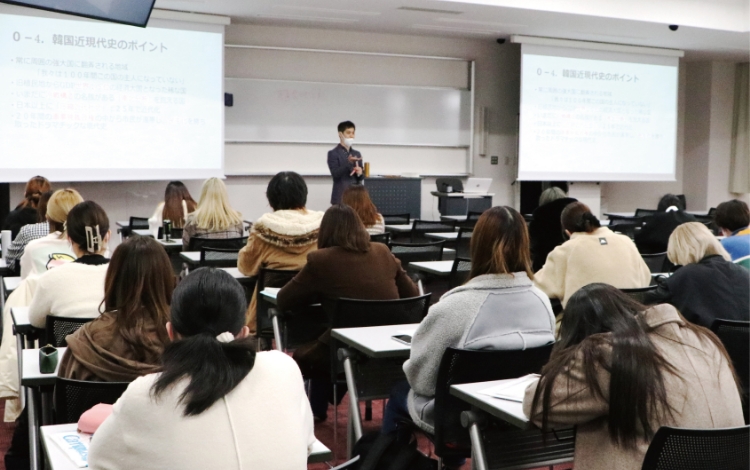 韓国語・韓国文化に精通した多彩な講師陣