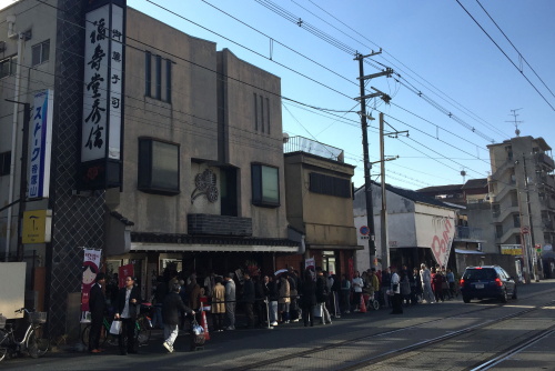 お店の前は行列！