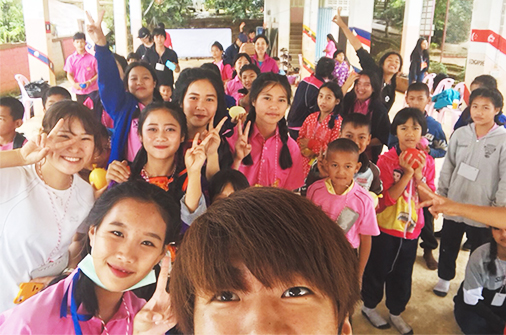 現地の小学校を訪問
