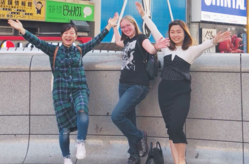 留学生を大阪に案内